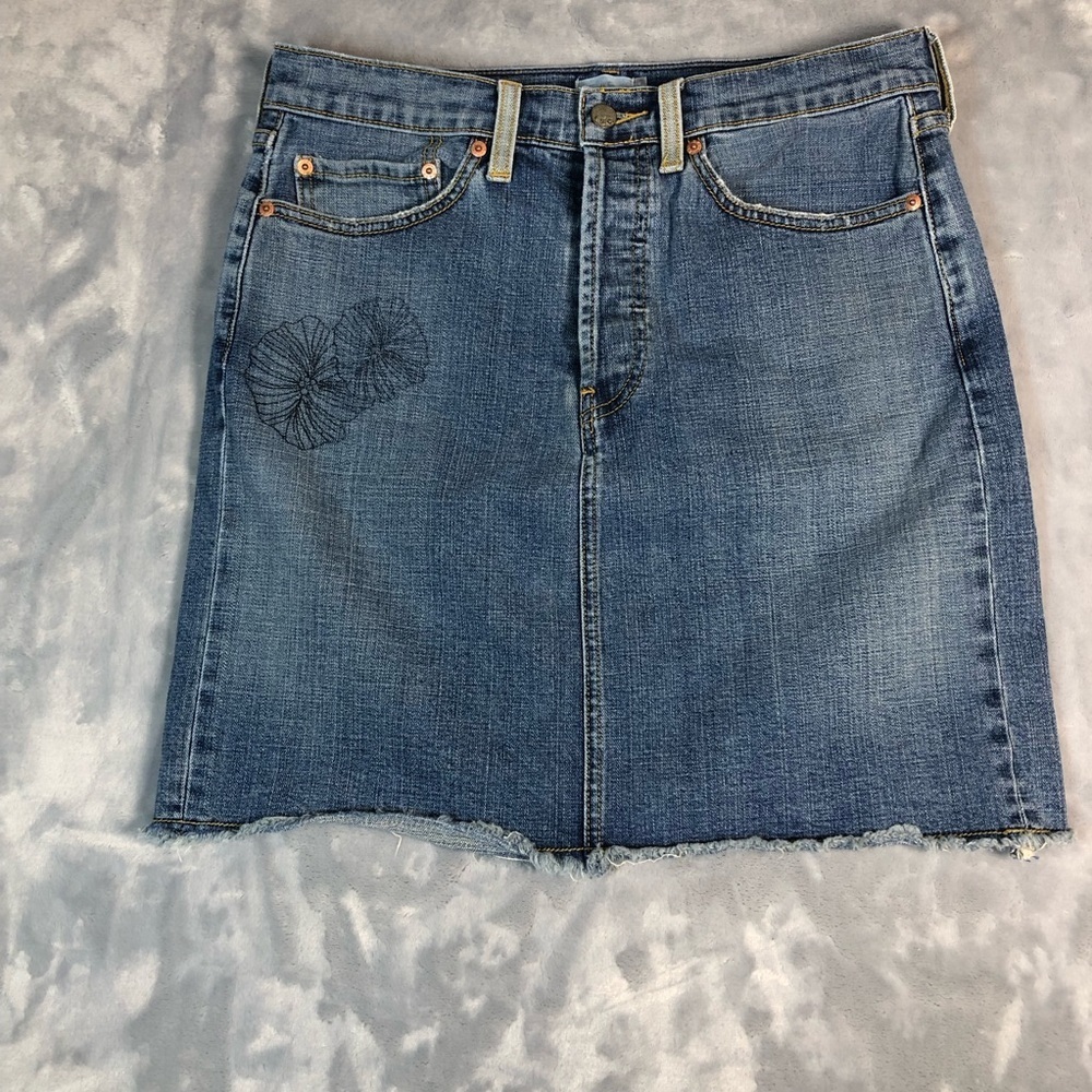 Levi's Women's Mini Denim Skirt with Dark Bule Flower Accent Size 8